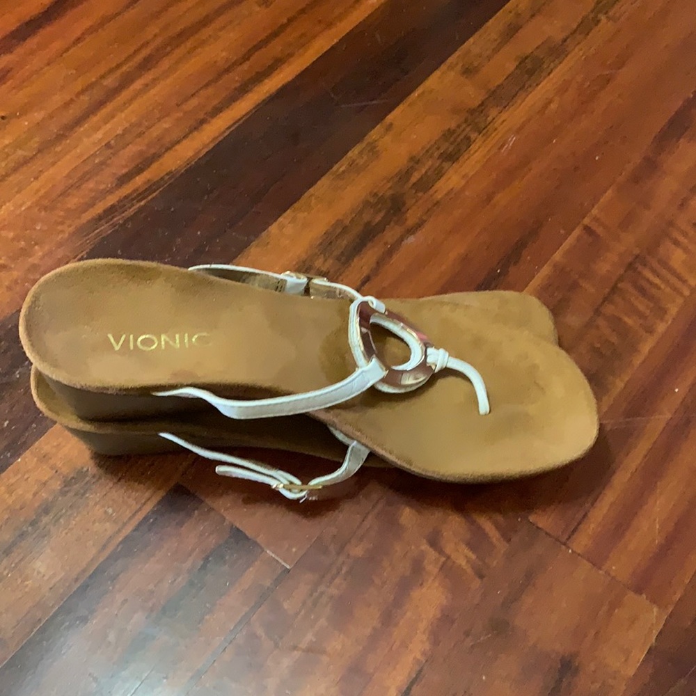 Size 10 Vionic white sandals